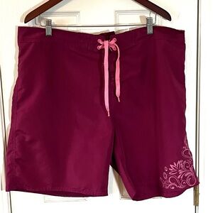 Nina Capri Shorts Fuschia, SZ 16, hook and loop fly, with tie. Inseam 8”.